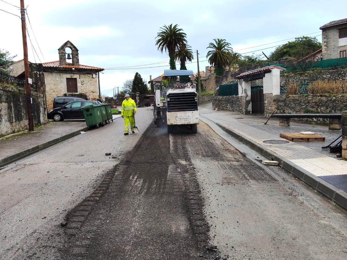 Llanes habilita reductores de velocidad y una acera en Pendueles