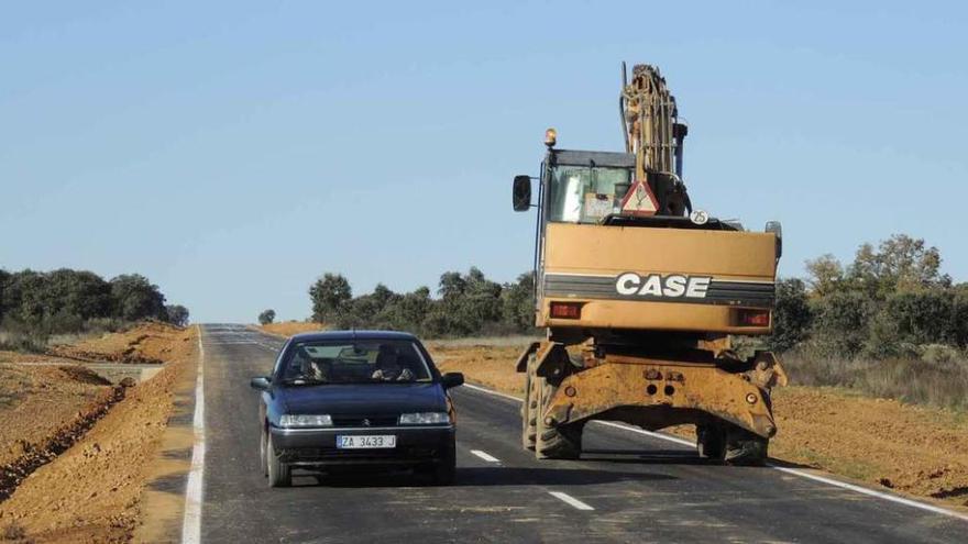 Trabajos, en la mañana de ayer, de limpieza de las cunetas en la carretera de Brime de Sog.