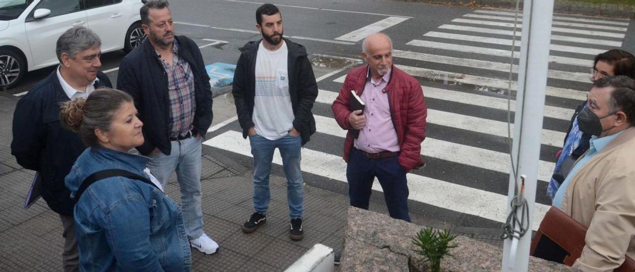 Representantes de las cofradías y de Agade, antes de la reunión con el Intecmar. |   //  NOÉ PARGA