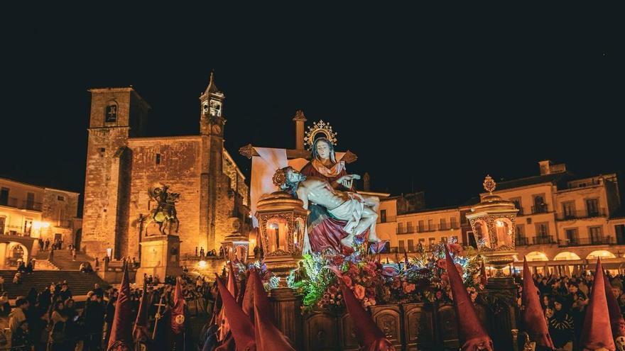 La Junta de Cofradías y la Fundación Obra Pía de los Pizarro se alían para restaurar el patrimonio de la Semana Santa en Trujillo