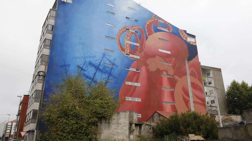 El mural de Delio Rodríguez, casi finalizado, en la calle Beiramar 129. // Alba Villar