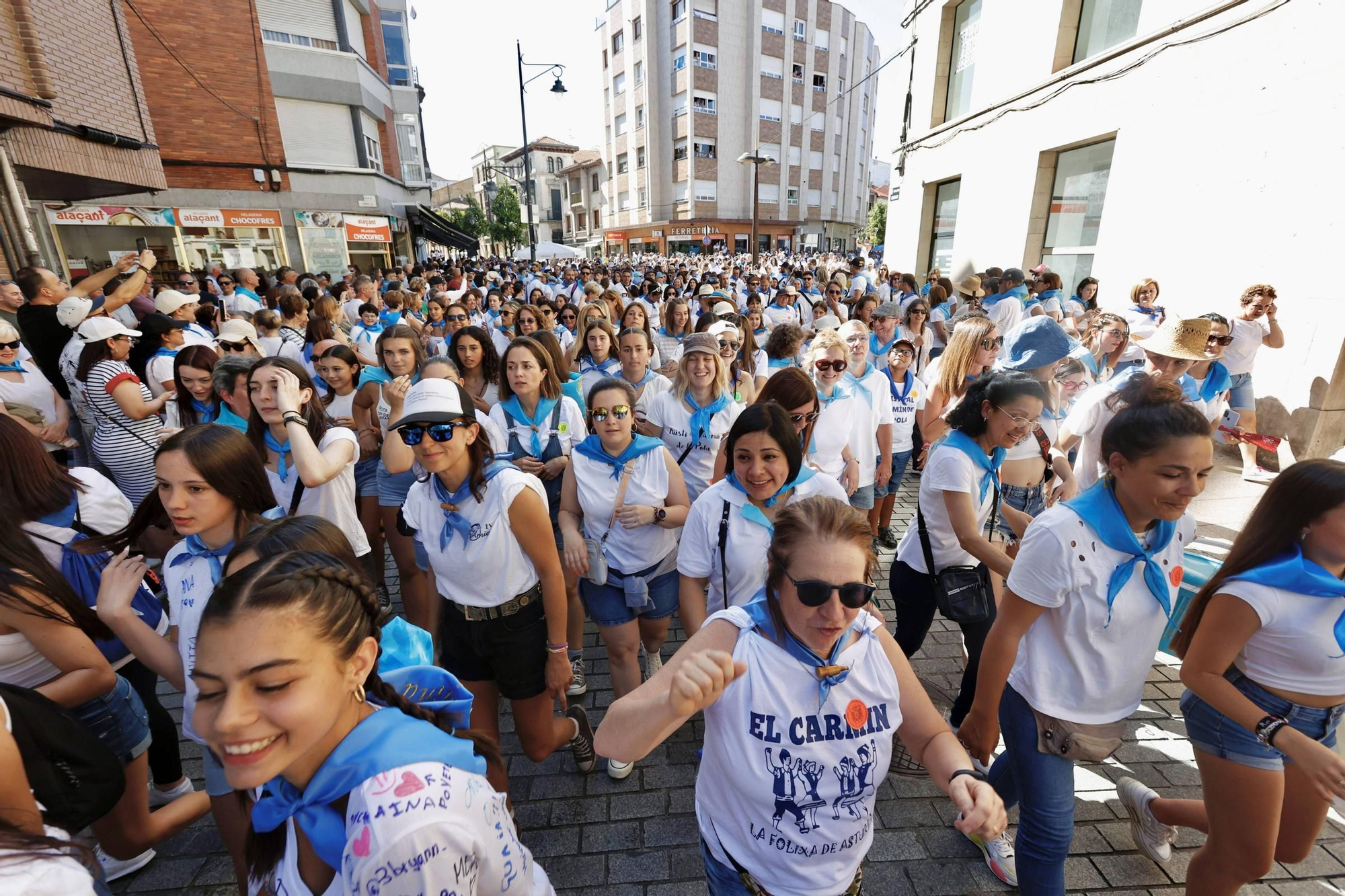 EN IMÁGENES: así ha arrancado el Carmín de la Pola 