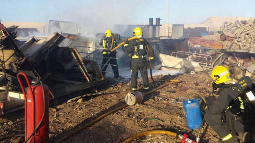 Incendio en un depósito en Arinaga