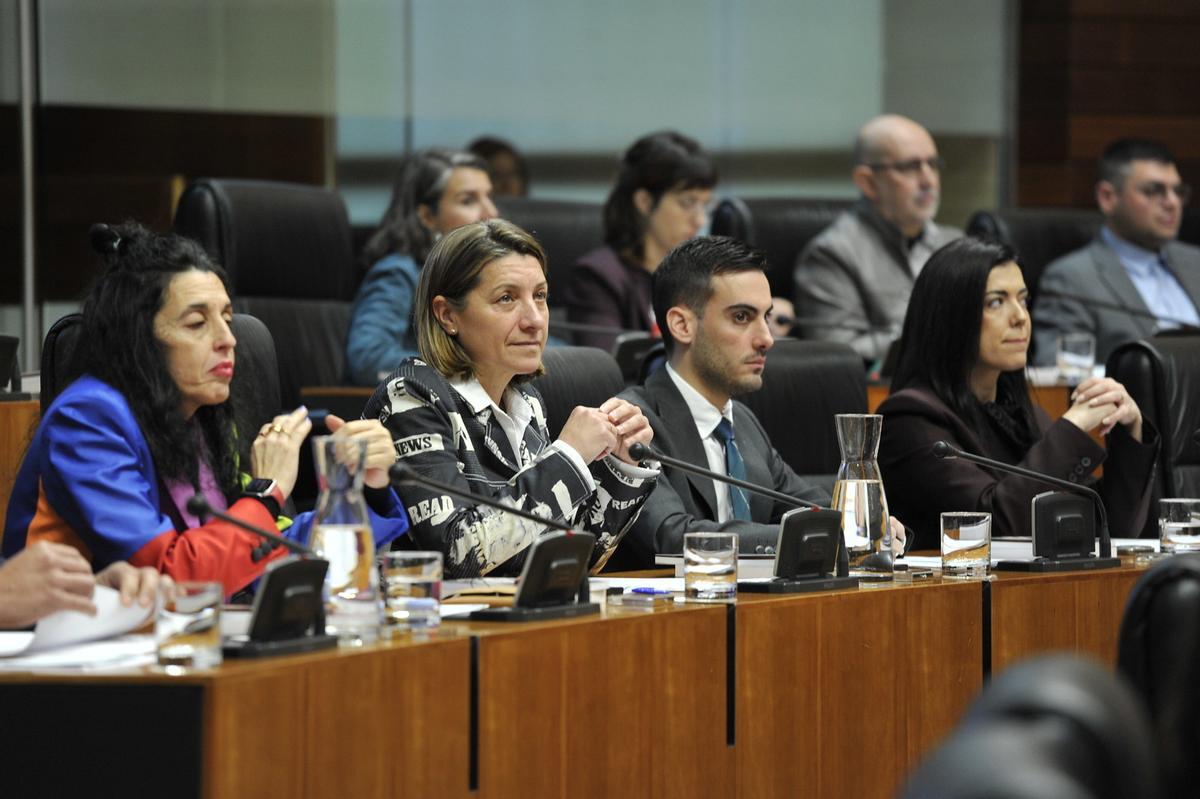 Isa Blanco, primera por la izquierda, en la Asamblea de Extremadura.