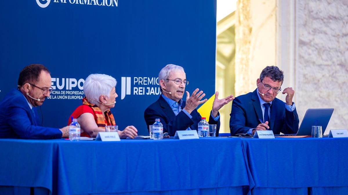 Andrés Perelló, Carmen Herrero, Christopher Pissarides y Toni Cabot, durante el acto.