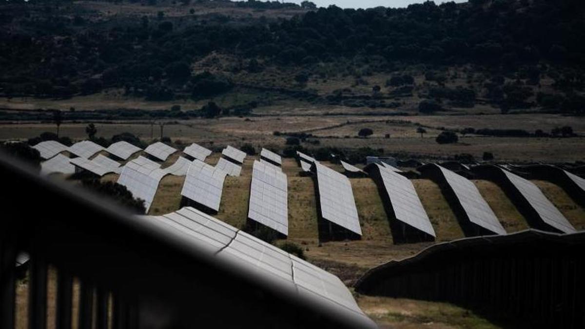 Placas solares de una	 instalación fotovoltaica situada en la provincia de Cáceres.