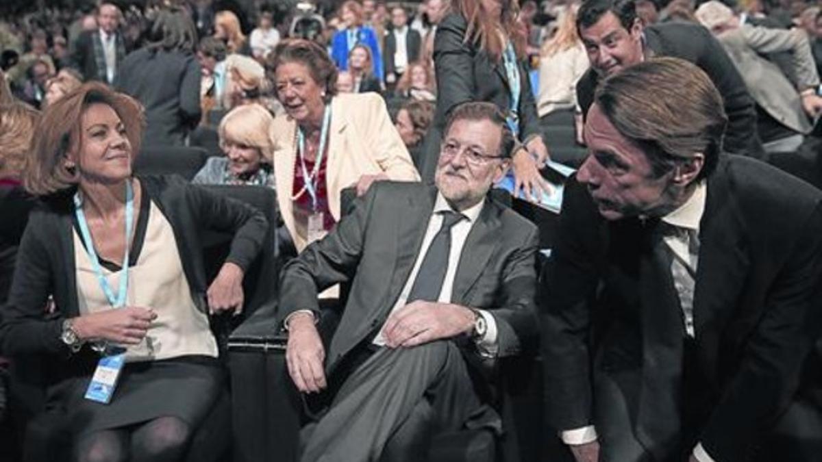 Rajoy, flanqueado por Cospedal y Aznar, ayer, en la primera jornada de la convención del PP.