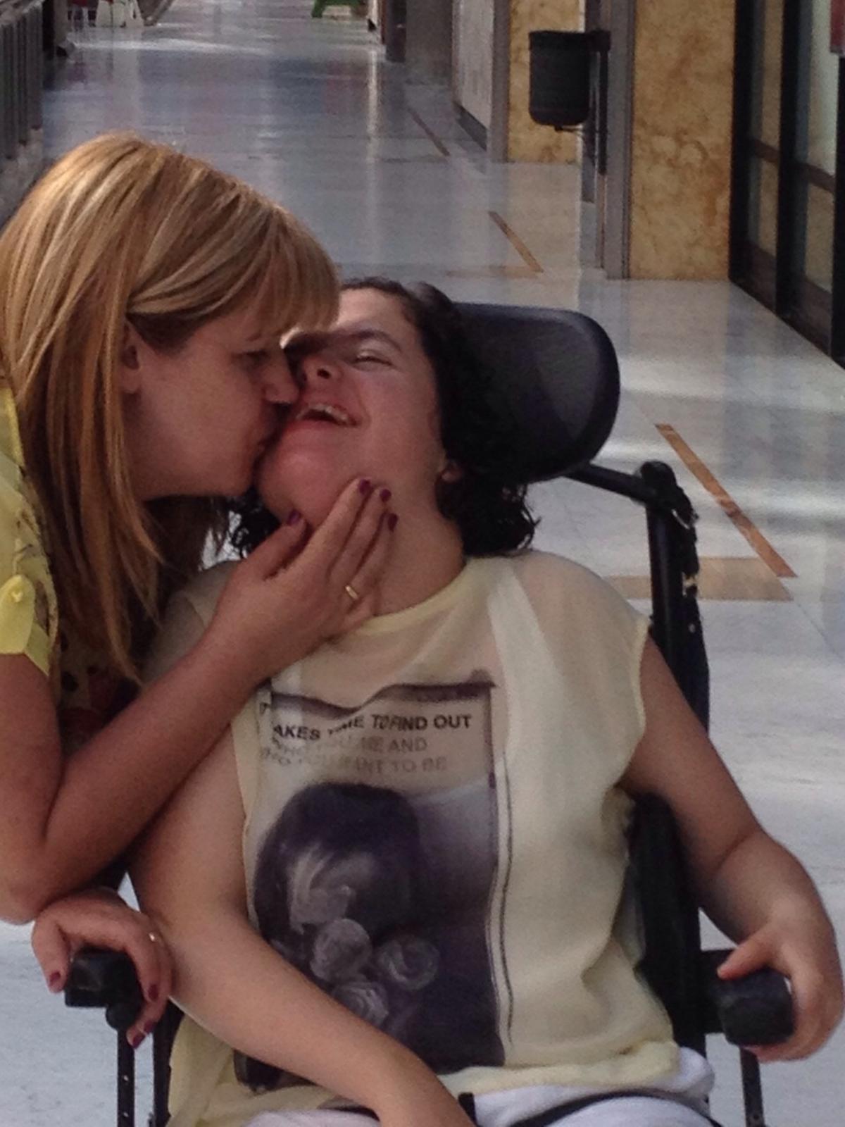 Ana María y su hija Miriam, con parálisis cerebral.