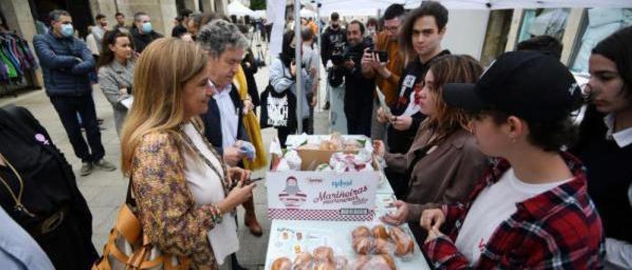 Las galletas del IES Rodeira, degustadas por Lores y Carmela Silva.   | G.S.