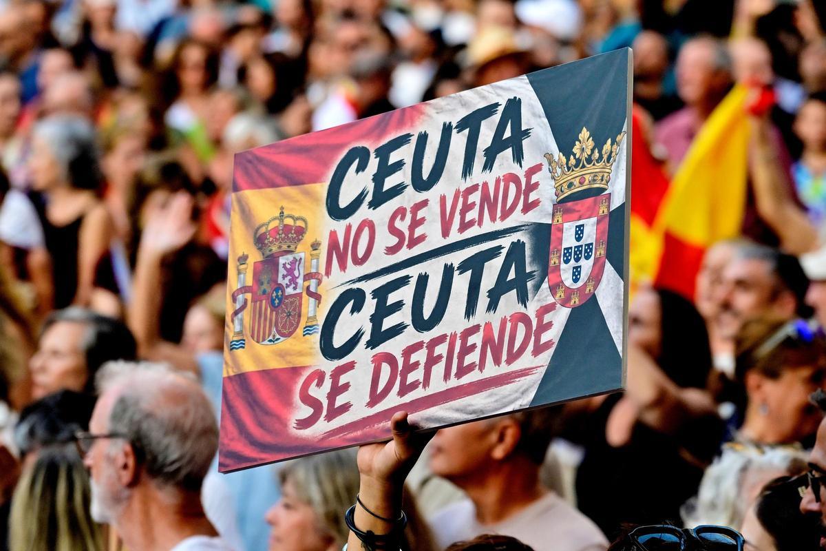 "Ceuta wird nicht verkauft, Ceuta wird beschützt" liest sich auf einem der Schilder auf der Demonstration.