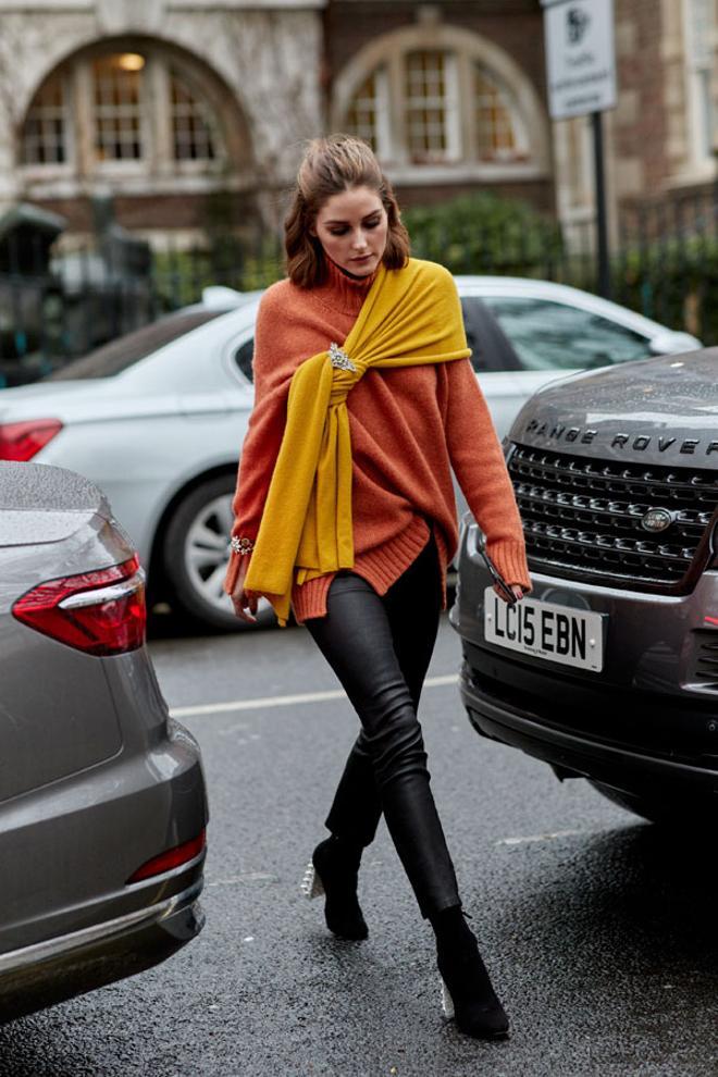 Olivia Palermo con bufanda cruzada en la Semana de la Moda de Londres