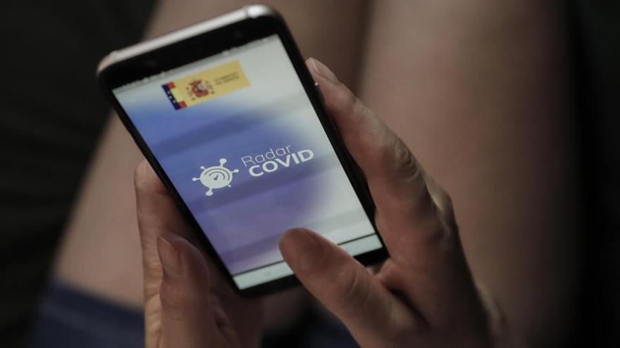 Una persona hace uso de la app Radar COVID.