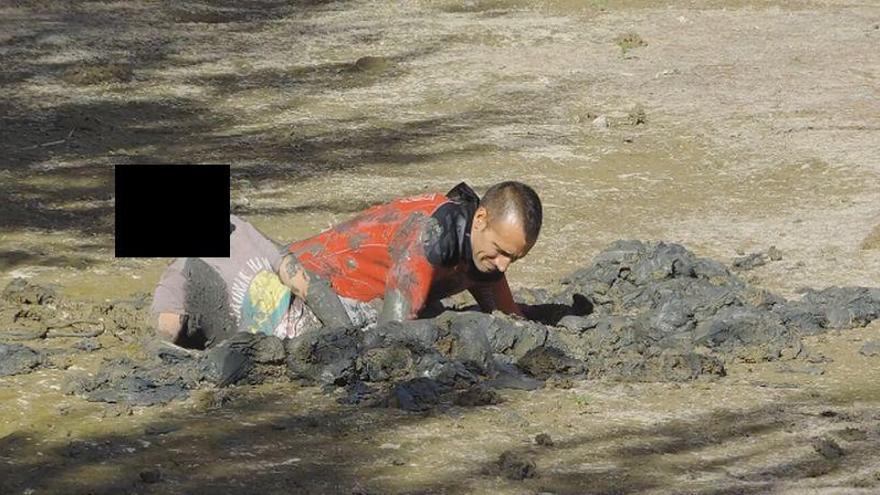 Un adolescente queda enterrado junto al azud al intentar rescatar una pelota