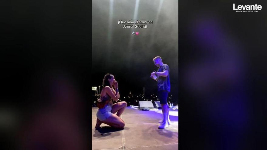 PEDIDA DE MANO EN EL ARENAL SOUND: Una pareja se da el sí quiero en pleno festival