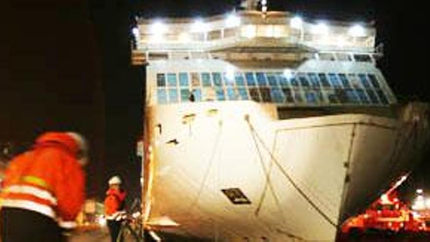 El barco amarra en el puerto vigués.