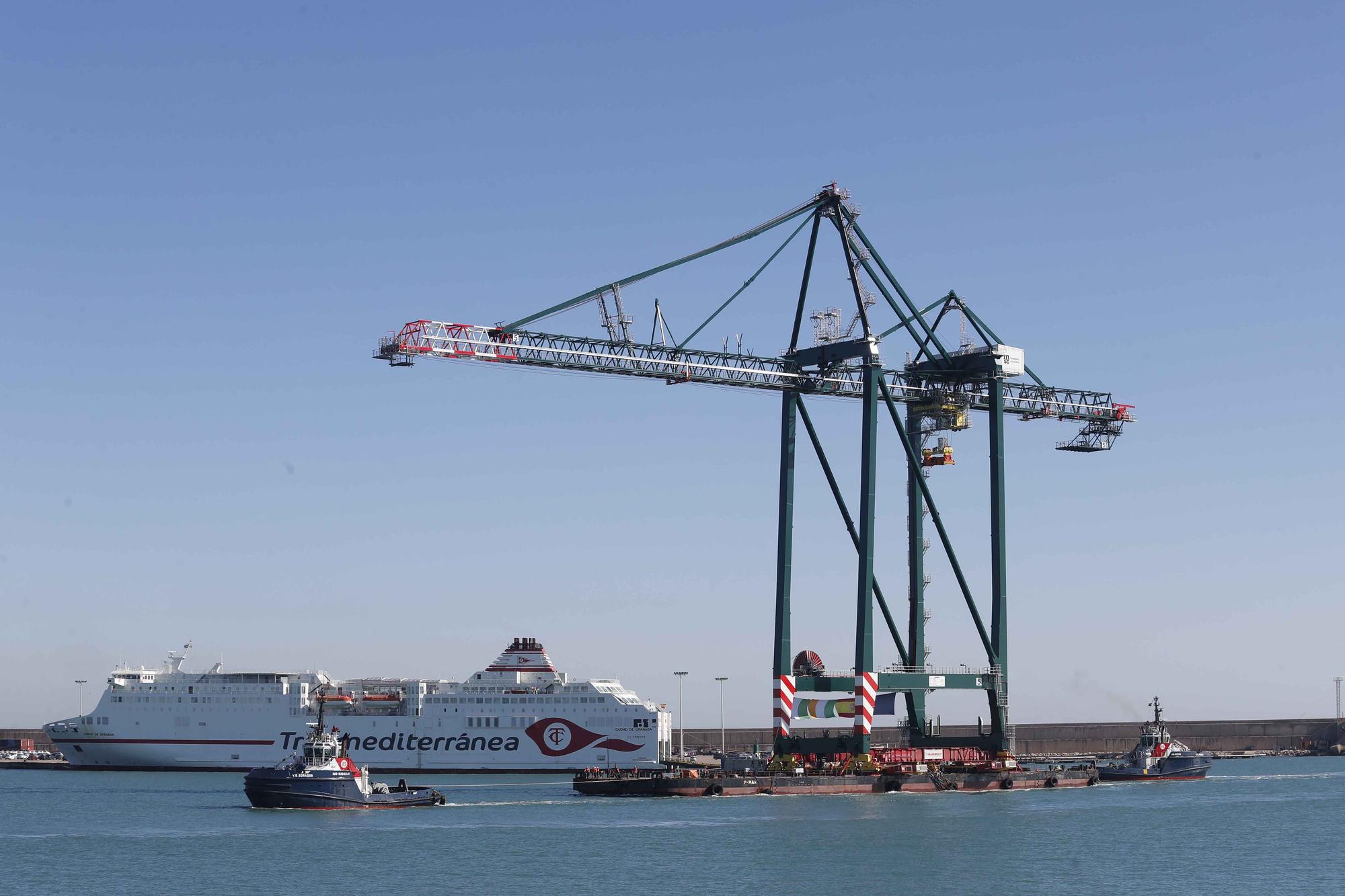 Espectacular traslado por mar de una nueva grúa en el Puerto de València