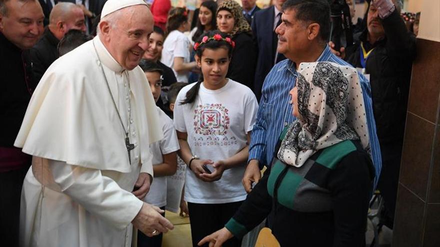 Francisco tiende la mano a los refugiados