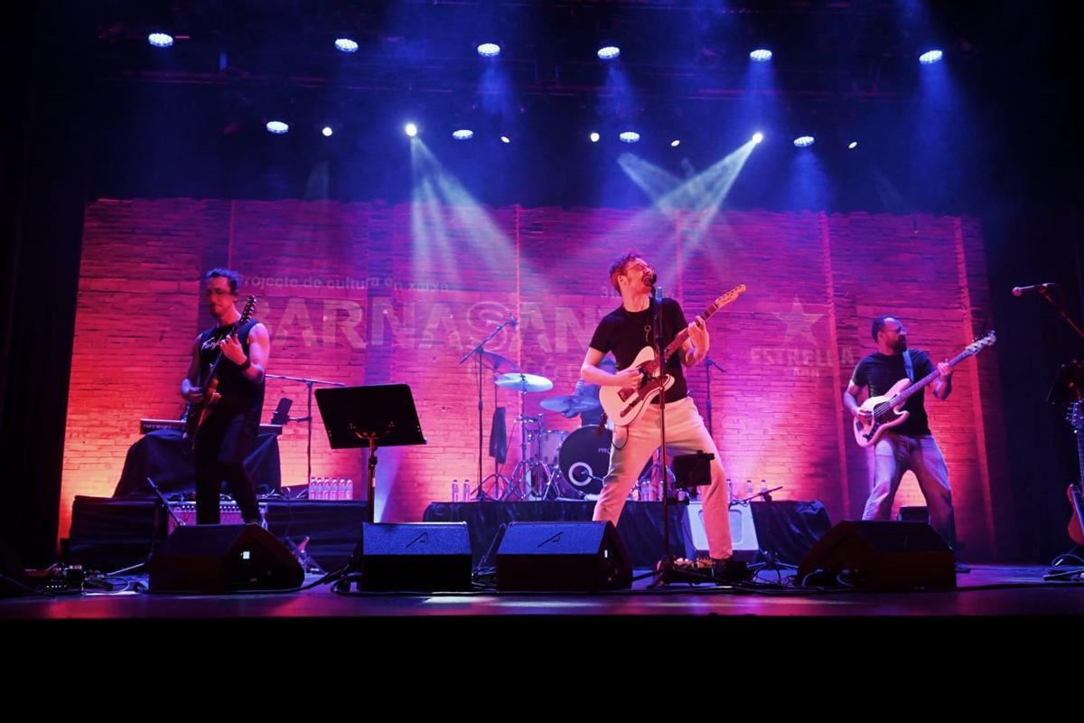 Concierto-homenaje en Robe (Extremoduro).Marcos Deker, director artístico del concierto de homenaje a Robe Iniesta organizado por el festival Barnasants, con la banda que lleva el peso del espectáculo.