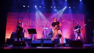 Concierto-homenaje en Robe (Extremoduro).Marcos Deker, director artístico del concierto de homenaje a Robe Iniesta organizado por el festival Barnasants, con la banda que lleva el peso del espectáculo.