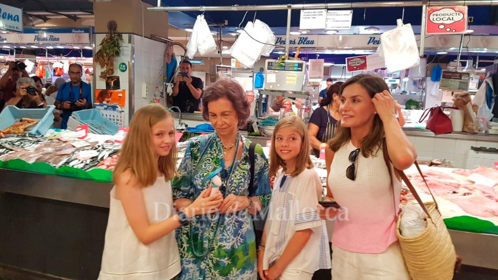 Doña Sofía y Doña Letizia, juntas en la pescadería