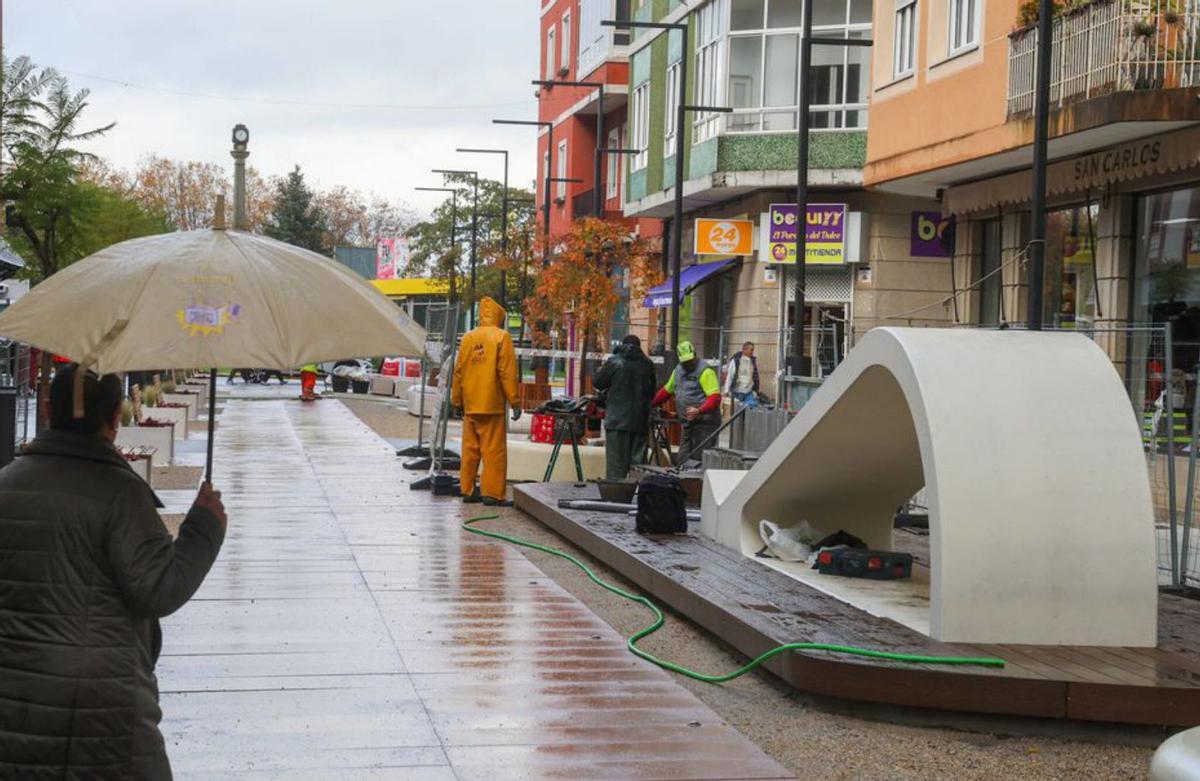 Los peatones compartieron protagonismo con los obreros. |  I.A.
