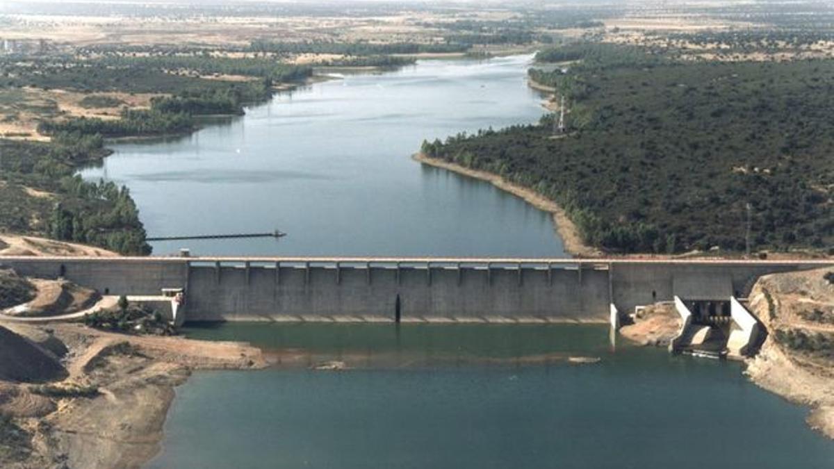 La presa de Valdecaballeros sobre el río Guadalupejo, en una imagen de archivo.