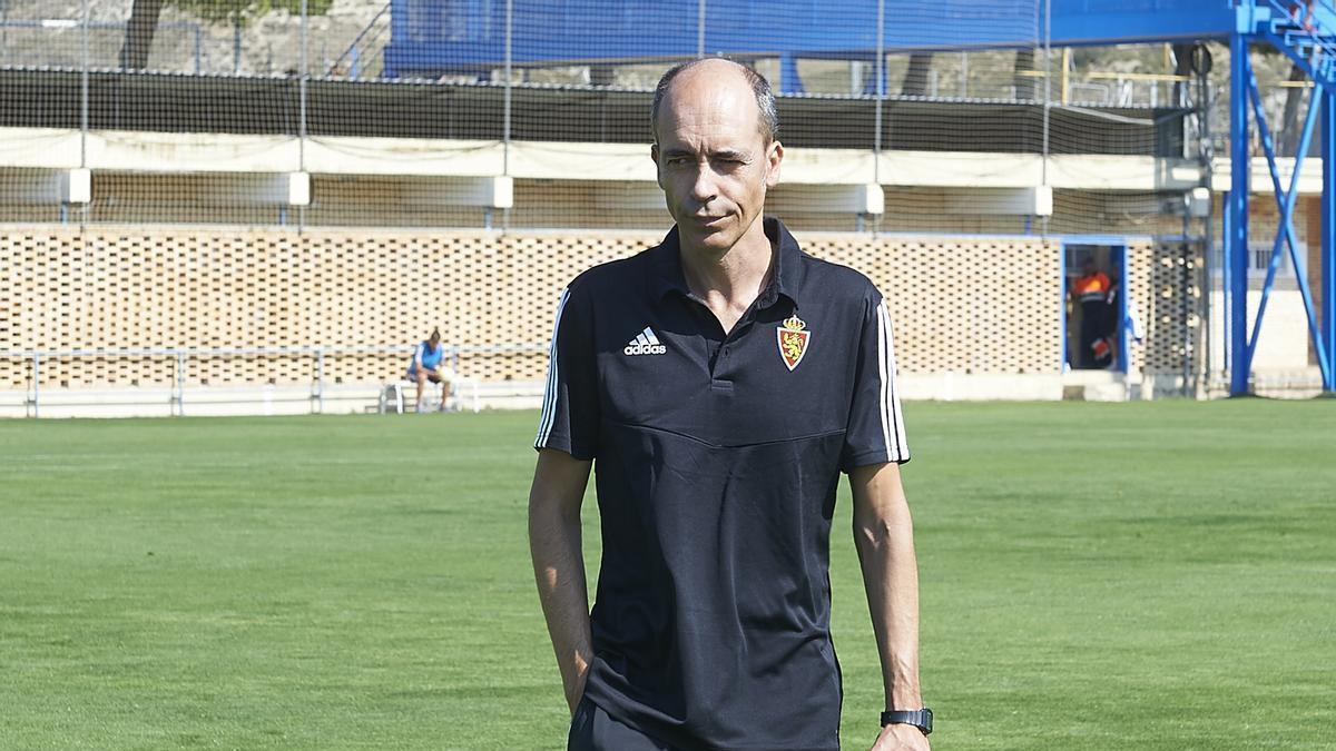 Javier Garcés, técnico del División de Honor juvenil, en la Ciudad Deportiva del Real Zaragoza.