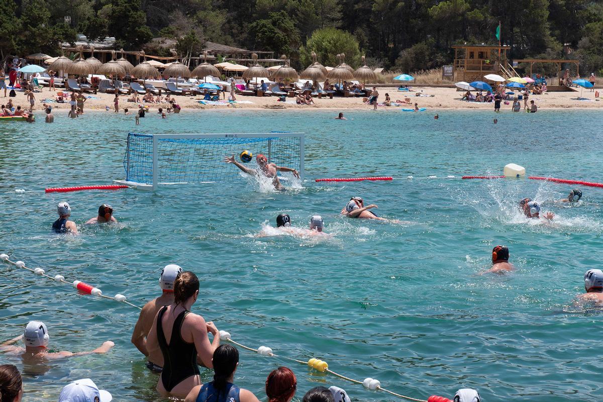 Competición de Beachpolo en Sant Josep, que acoje más de una decena de pruebas deportivas destacadas.