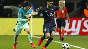 Pastore conduce el balón ante Sergi Roberto en el París SG-Barça de la Champions.