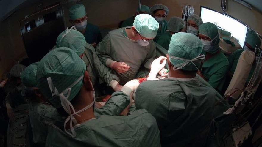 Médicos durante una operación en el Hospital de A Coruña.