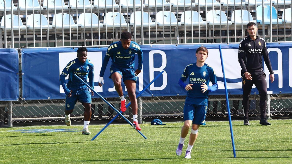 Álex Gomes salta un obstáculo detrás de Pinilla este viernes.