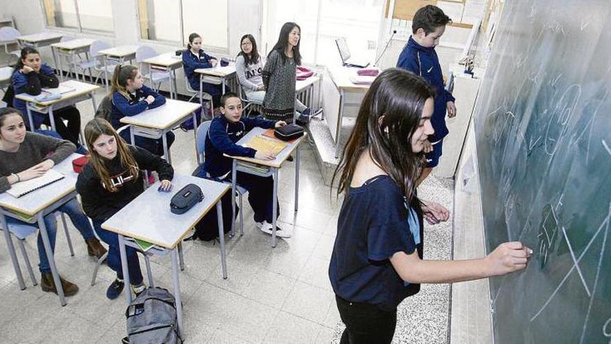 Dos alumnes feien un exercici durant una classe, la setmana passada · Marc Martí