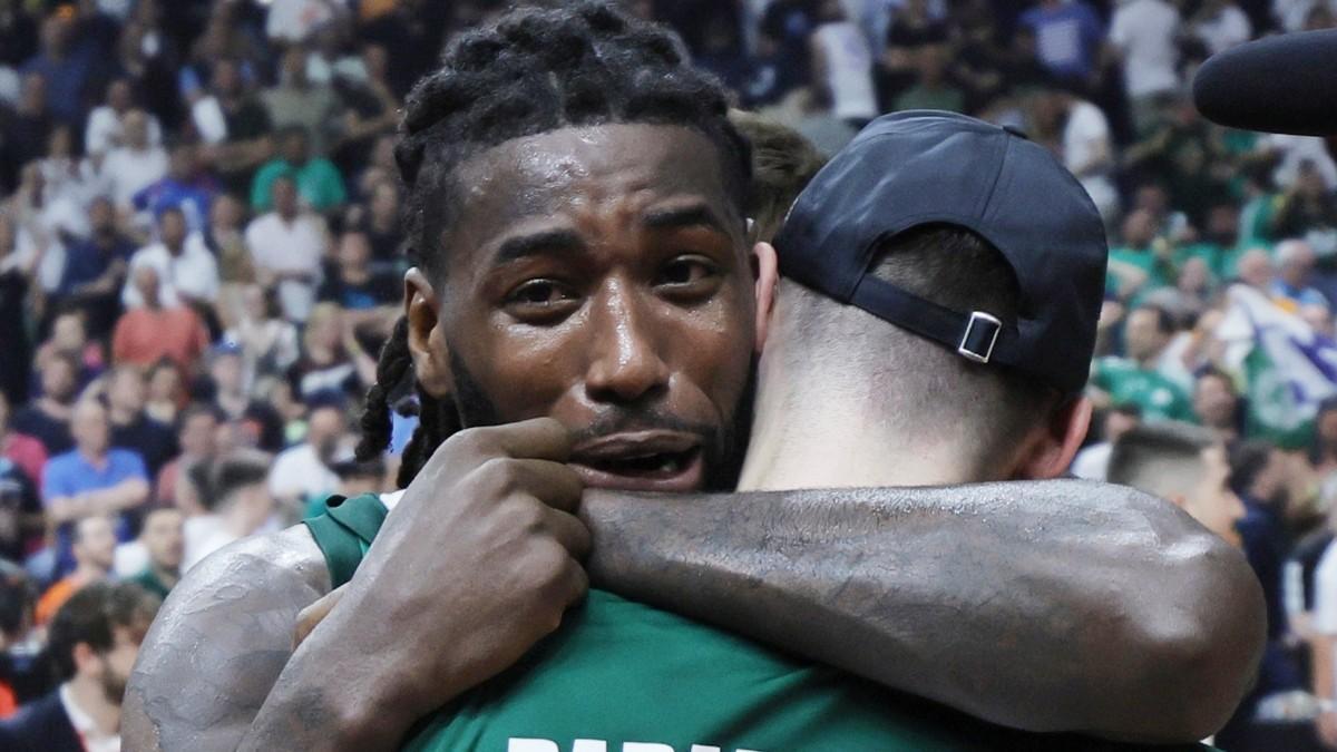Mathias Lessort, celebrando el título de la Euroliga con Panathinaikos