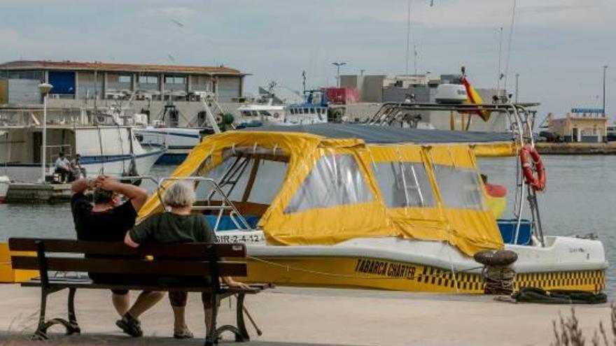 Una de las lanchas rápidas que transportan viajeros desde Santa Pola a la isla de Tabarca.