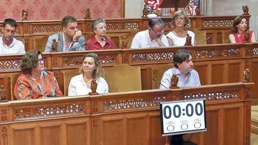 Mauricio Rovira, en un pleno del Consell junto a la expresidenta insular María Salom.