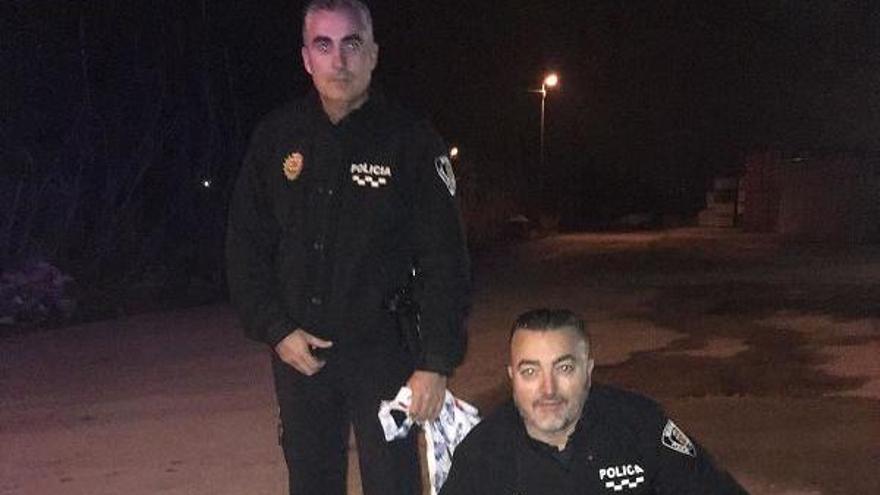 Agentes, con el perro recuperado.