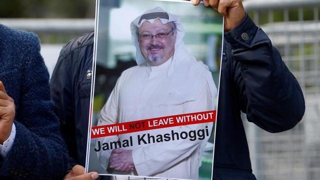 Un manifestante muestra la foto de Jamal Khashoggi en una protesta frente al consulado de Arabia Saudí en Estambul.