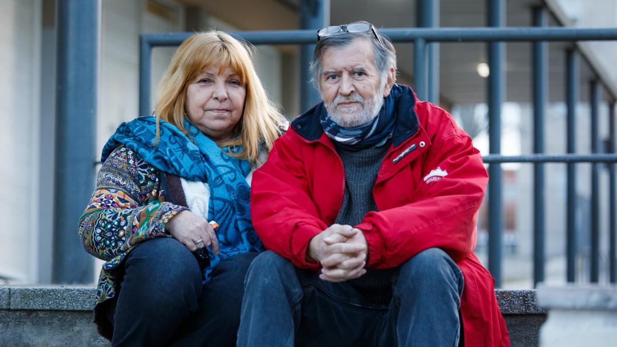 14.2.2023 - Sabadell - Andreu Sánchez - Para hacerse una infiltracion esta en una lista de espera de años - En la foto con su pareja Rosa Camí, ambos són miembros del movimiento marea blanca - Foto Anna Mas