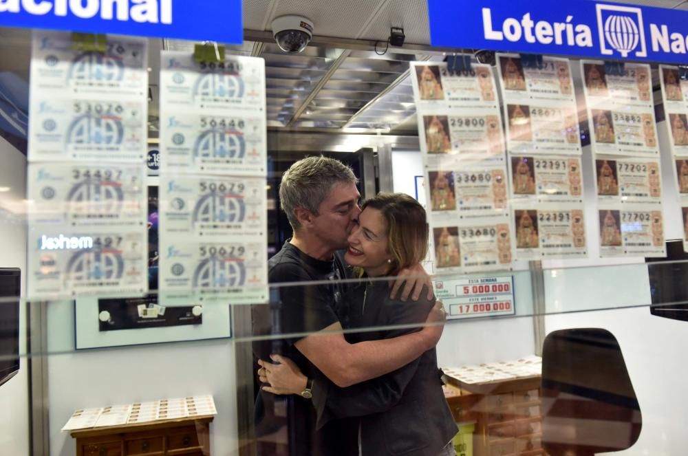 Los propietarios de la administración de Lotería ubicada en el centro comercial Artea, de Leioa (Bizkaia),celebran que han vendido parte del segundo premio del Sorteo de Navidad (51.244) por un valor total de 31.250.000 euros. EFE
