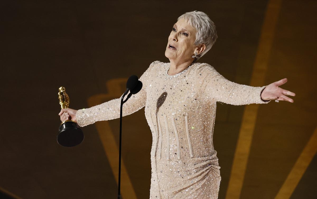 Hollywood (United States), 13/03/2023.- Jamie Lee Curtis celebrates after winning the Oscar for Actress in a Supporting Role for ’Everything Everywhere All at Once’ during the 95th annual Academy Awards ceremony at the Dolby Theatre in Hollywood, Los Angeles, California, USA, 12 March 2023. The Oscars are presented for outstanding individual or collective efforts in filmmaking in 24 categories. (Estados Unidos) EFE/EPA/ETIENNE LAURENT
