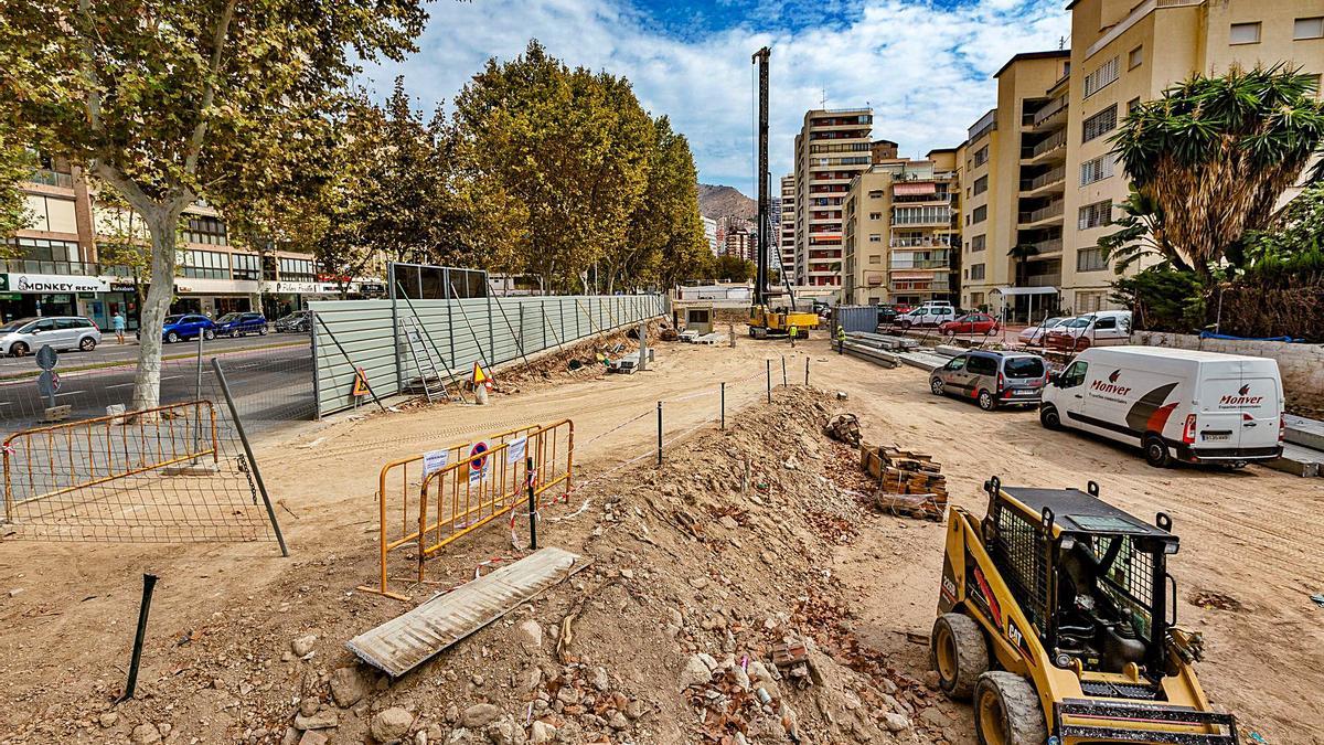 Las obras para levantar un rascacielos en la avenida del Mediterráneo de Benidorm. | 