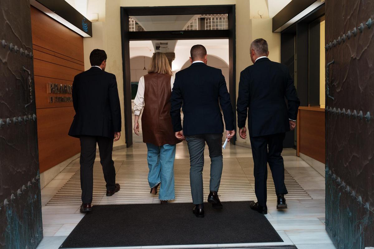 Fotogalería | Acuerdo PP-Vox para investir a María Guardiola presidenta de Extremadura