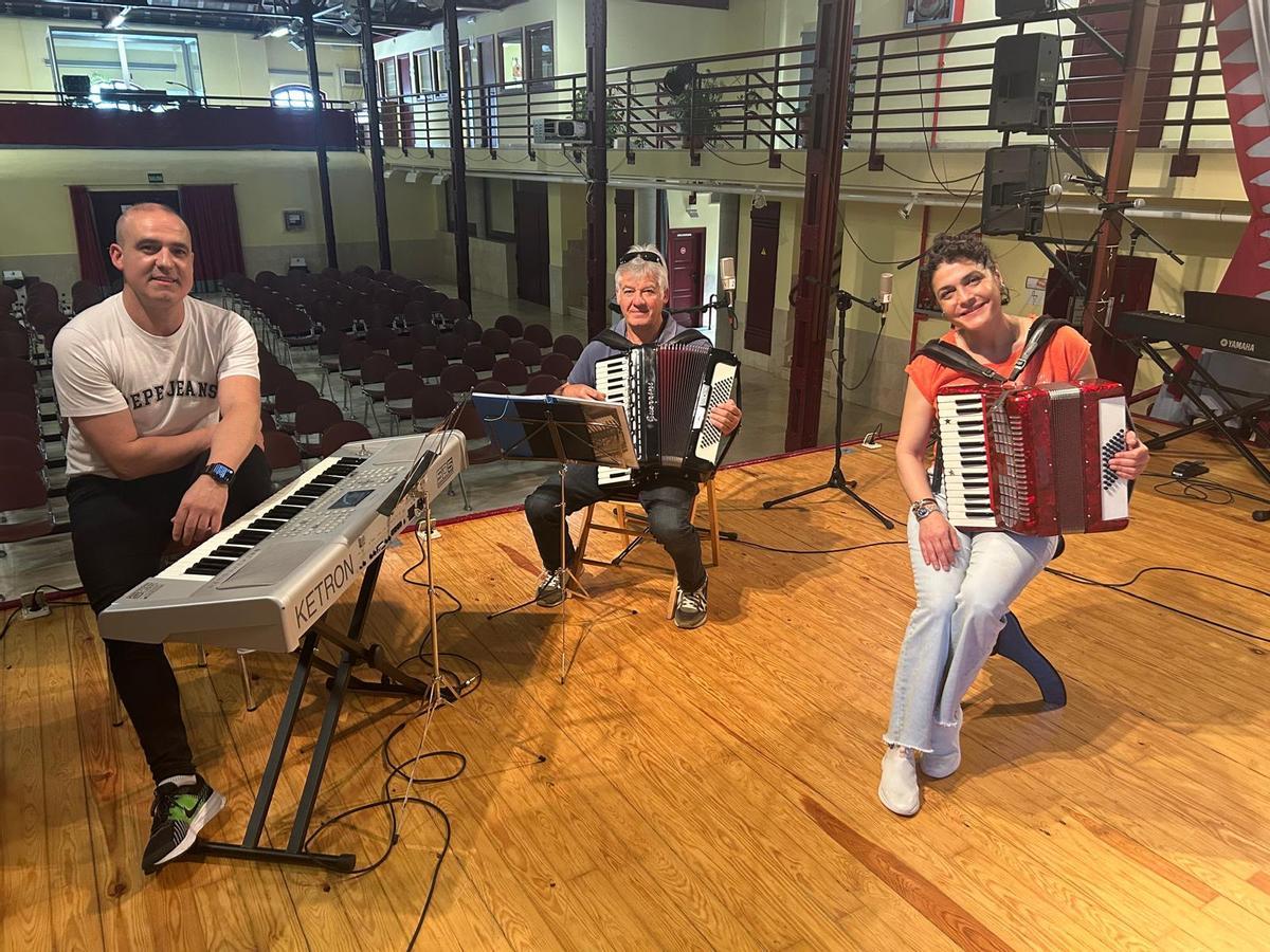 Por la izquierda, Agustín Cobo, Roberto Fernández y Noelia Méndez.