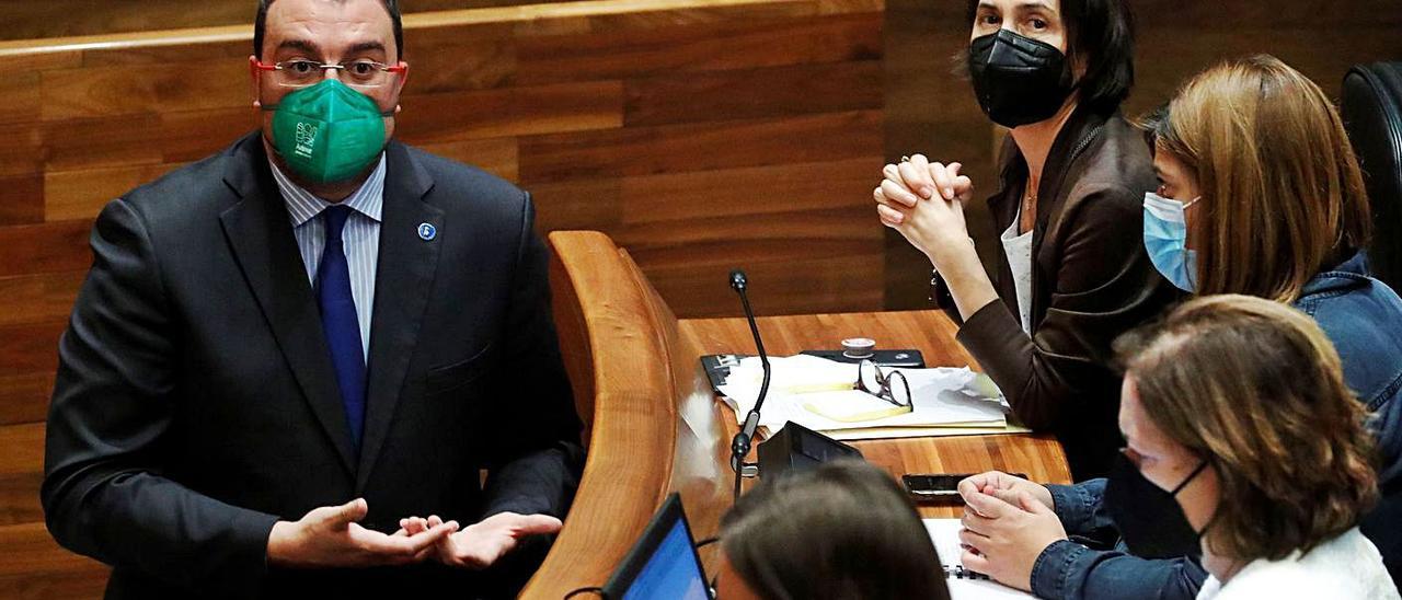 Adrián Barbón, ayer, junto a varias de las diputadas del PSOE en la Junta.