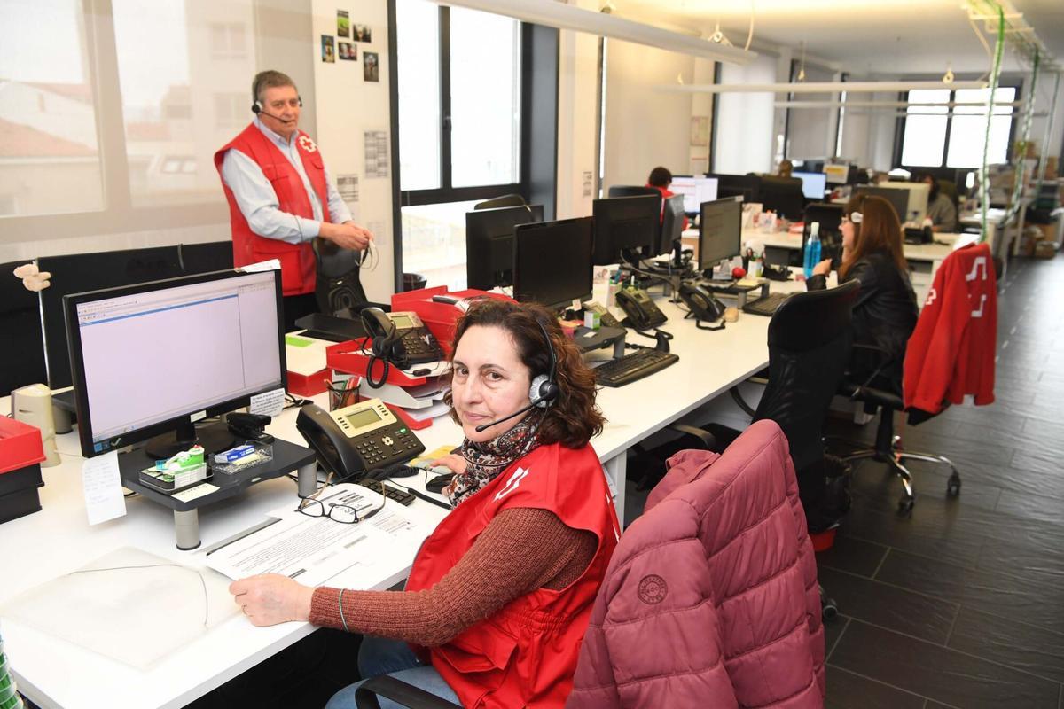 VOLUNTARIOS DE CRUZ ROJA DE LA PROVINCIA DE A CORUÑA QUE ATIENDEN AL TELEFONO A LAS PERSONAS MAYORES DESDE QUE SE DECRETO EL ESTADO DE ALARMA POR LA CRISIS DE CORONAVIRUS. CRISIS SANITARIA GLOBAL. PANDEMIA. VIRUS. COVID-19. ENFERMEDAD. CONFINAMIENTO EN LOS HOGARES. AISLAMIENTO. CUARENTENA. TERCERA EDAD. TELEASISTENCIA