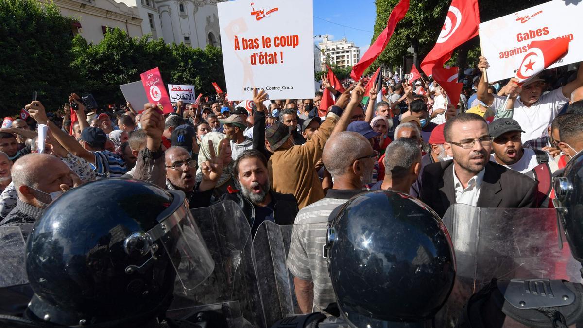Los tunecinos se enfrentan a la policía antidisturbios durante un mitin contra su presidente a lo largo de la avenida Habib Bourguiba en la capital Túnez,