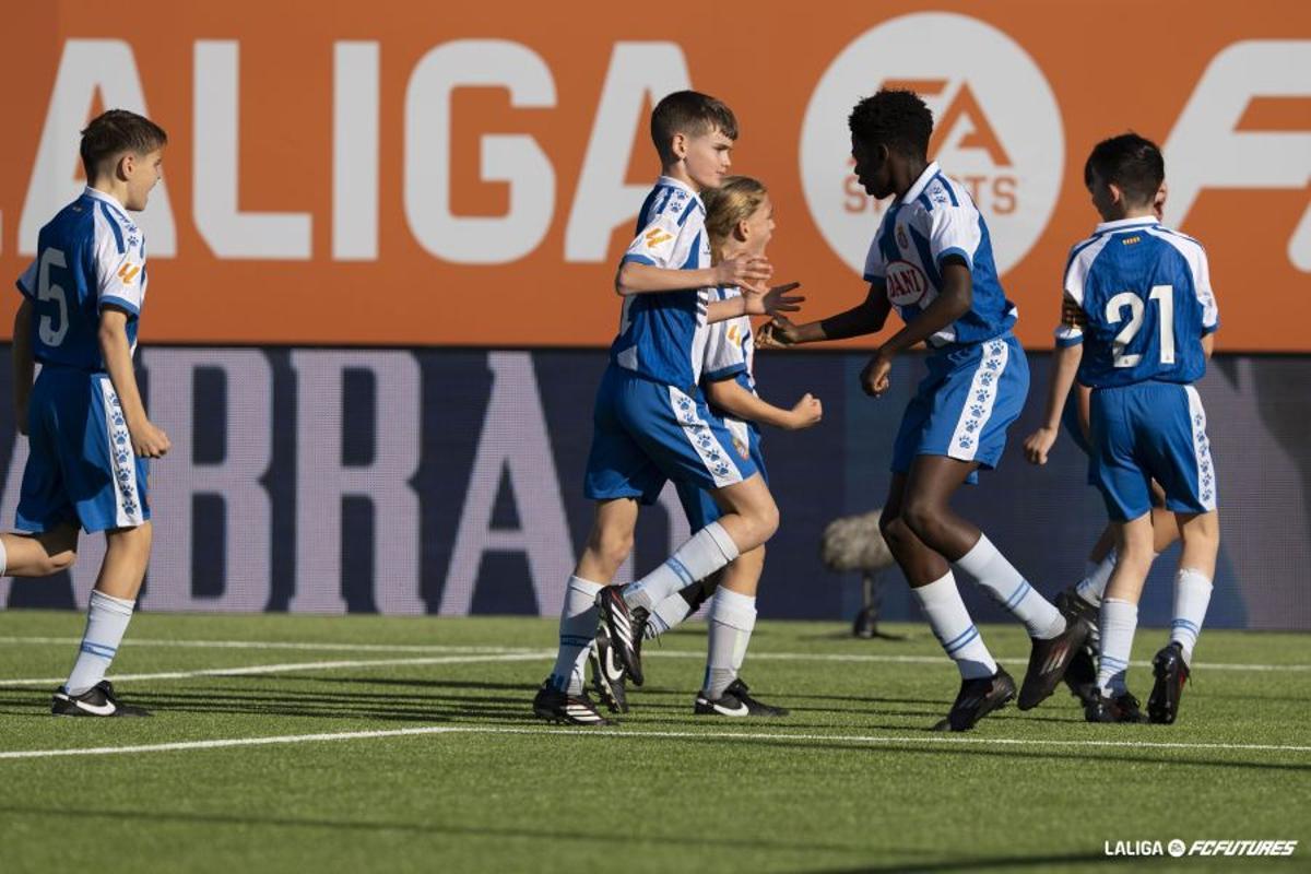Los jugadores del Espanyol celebran un gol en el Mundial sub-12 de LaLiga Futures.