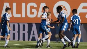 Los jugadores del Espanyol celebran un gol en el Mundial sub-12 de LaLiga Futures.