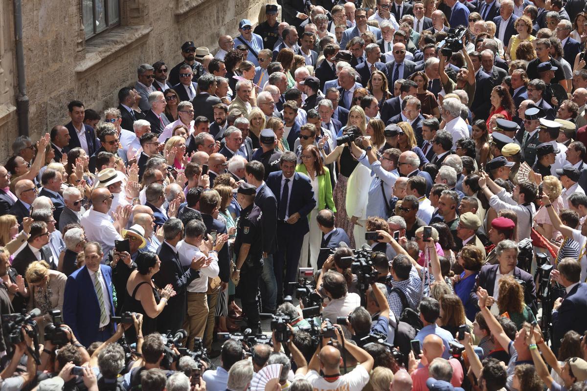 Mazón llega al Palau de la Generalitat acompañado de una comitiva del PP.