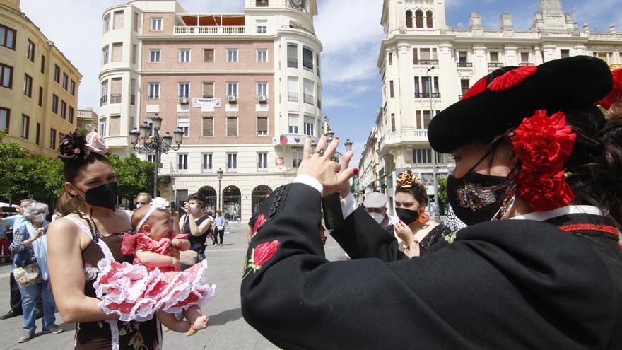 Cordobesas de faralaes en Las Tendillas